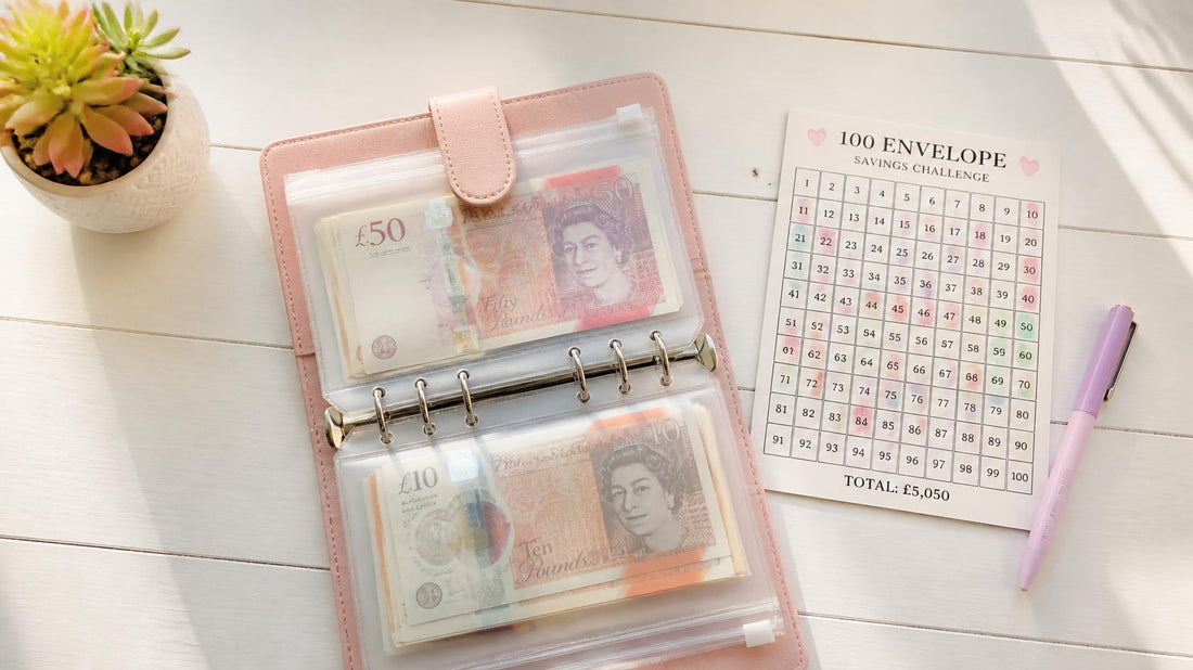 Carpeta binder de presupuesto con sobres numerados para el reto de ahorro de los 100 sobres sobre escritorio minimalista